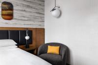 Marriott New York JFK Airportにあるベッド