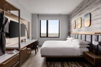 Marriott New York JFK Airportにあるベッド