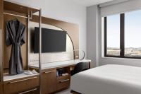 Marriott New York JFK Airportにあるテレビまたはエンターテインメントセンター