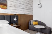 Marriott New York JFK Airportにあるベッド