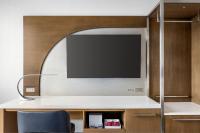 Marriott New York JFK Airportにあるテレビまたはエンターテインメントセンター