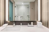 Marriott New York JFK Airportにあるバスルーム