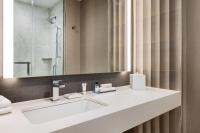 Marriott New York JFK Airportにあるバスルーム