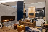 Marriott New York JFK Airportにあるシーティングエリア