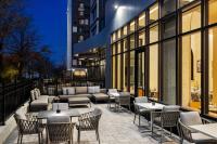 Marriott New York JFK Airportにあるシーティングエリア