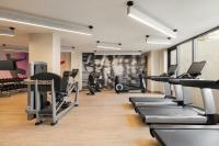 Marriott New York JFK Airportにあるフィットネスセンターまたはフィットネス設備