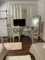 TV a/nebo společenská místnost v ubytování Μεζονέτα 100τμ επί της Λ.Ευελπιδων στη Βάρη
