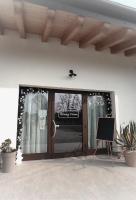 Una puerta de entrada de un edificio con un cartel en ella en Agriturismo Honey Farm, en Piazzola sul Brenta