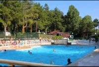 a group of people swimming in a swimming pool at Au petit paradis in Camiers