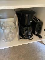 a coffee maker and a blender in a cabinet at Au petit paradis in Camiers