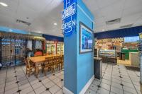 un restaurant de restauration rapide avec une table et une salle à manger dans l'établissement 1004 Oceanfront Pelican Bch Resort Pools Prime Loc, à Destin