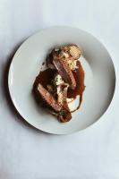 Hotel Goldene Sonne في لاندشوت: طبق ابيض عليه قطعتين من الطعام