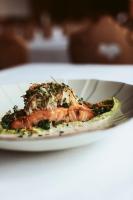 Hotel Goldene Sonne في لاندشوت: صحن طعام عليه قطعة سمك