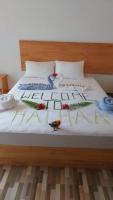 Una cama con flores y pájaros encima. en Fulidhoo Hathaa Retreat, en Fulidhoo