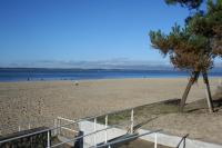 a view of a beach with people walking on it at CHARMANT APPARTEMENT CENTRE VILLE in Arcachon