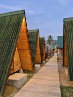 una fila de casas con techos verdes y un camino en Russell Place, en San Vicente