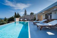 Bazén v ubytovaní Thelxi's Suite I - Brand New Seaview Suite! alebo v jeho blízkosti