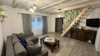 Televízia a/alebo spoločenská miestnosť v ubytovaní Apartament Zacisze