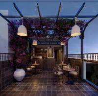 Un restaurante con mesas, sillas y flores. en La Belle Maison, en Hanói