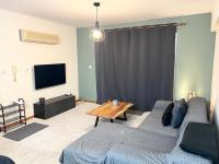 TV a/nebo společenská místnost v ubytování 212 Apartment, A 2-bedroom escape