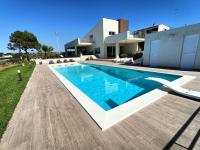 The swimming pool at or close to Villa Flo
