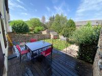 Balkón alebo terasa v ubytovaní Gde maison avec jardin et spa