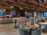 ein Restaurant mit Tischen und Stühlen und eine Bar in der Unterkunft Hotel Van Zandt in Austin