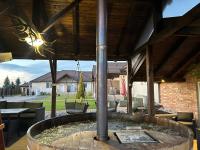 Patio alebo iná vonkajšia časť ubytovania Dióliget Cottage Sárvár