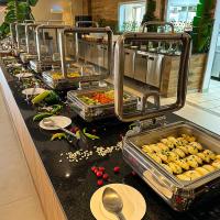 Thermas São Pedro Park Resort في ساو بيدرو: صف من صواني الطعام على خط البوفيه