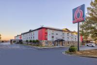 un hotel con un cartel en un estacionamiento en Studio 6 Little Rock AR South, en Little Rock
