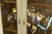 Una mesa con una silla azul en un restaurante. en HOTEL JAVIER MONTERO, en Ribadeo