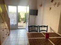 Televízia a/alebo spoločenská miestnosť v ubytovaní Maison avec piscine proche plage, La Tranche-sur-Mer - FR-1-22-345