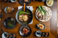 uma mesa com um pote de comida e outros pratos em Lodge Yokochi em Nozawa Onsen