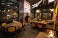 チャナッカレにあるNadas Kazdağlarıのテーブルと椅子と暖炉のあるレストラン