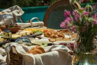 チャナッカレにあるNadas Kazdağlarıの食器を盛り付けたテーブル