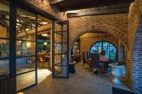 チャナッカレにあるNadas Kazdağlarıのレンガの壁のダイニングルーム(テーブル付)