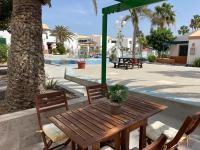 Bazén v ubytovaní Puerta del Sol Caleta Fuste (Fuerteventura) alebo v jeho blízkosti