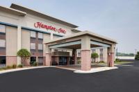 un cartel de hampton inn en la parte delantera de un edificio en Hampton Inn Joliet-Plainfield I-55, en Joliet
