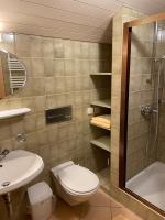 A bathroom at Landhaus Kreuz