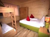 Łóżko lub łóżka w pokoju w obiekcie Kaprun Lodge - R