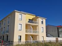 a yellow apartment building with a balcony at Appartement Châtelaillon-Plage, 4 pièces, 6 personnes - FR-1-706-11 in Châtelaillon-Plage