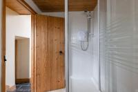 Bathroom sa Kitts Cottage Rural, Woodburner, King Size Bed