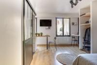 Telewizja i/lub zestaw kina domowego w obiekcie Suites indépendantes toutes équipées Leopold ou Carnot