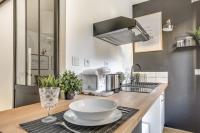 Kuchnia lub aneks kuchenny w obiekcie Suites indépendantes toutes équipées Leopold ou Carnot