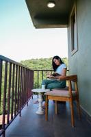 Locomo Boutique, Morjim - Stay Work Eatにあるバルコニーまたはテラス