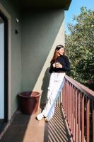 Locomo Boutique, Morjim - Stay Work Eatにあるバルコニーまたはテラス