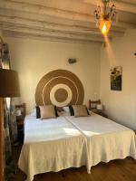A bed or beds in a room at Casa Rural La Chocolateria