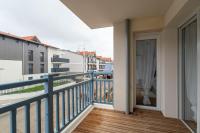 a balcony of a apartment with a door to at CHARMANT APPARTEMENT CENTRE VILLE in Arcachon
