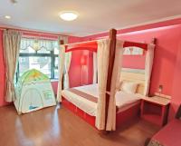 a childs bedroom with two bunk beds and a window at 恆春古城親子民宿 in Hengchun South Gate