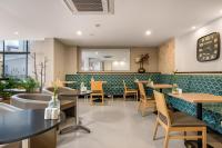 un comedor con mesas y sillas en Leblon Suites Hotel Milla de Oro, en Medellín